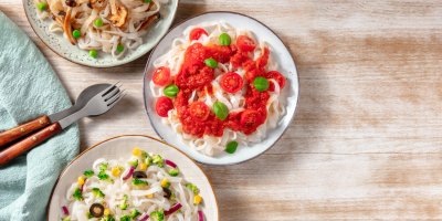 Talíře konjakových těstovin se zeleninou