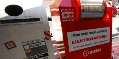 Červený kontejner na elektroodpad