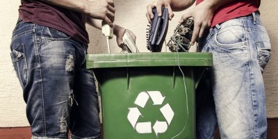 Dva muži vyhazují do zelené popelnice elektroodpad