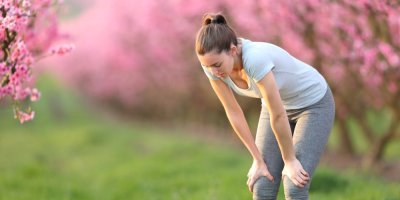Žena odpočívá v sadu s rozkvetlými stromy