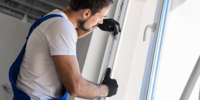 Technik seřizuje okno