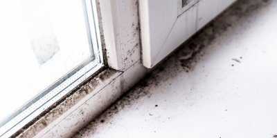 Plíseň na okenním rámu