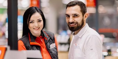 Muž a žena, kteří jsou ve firemním oblečení Kaufland