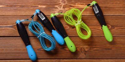 Dvě digitální švihadla na dřevěné podlaze