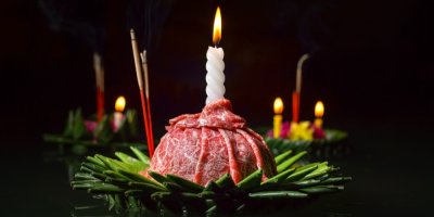 Hovězí na banánovém listu se svíčkou uprostřed