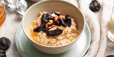 Ovesná kaše se sušenými švestkami, medem a ořechy