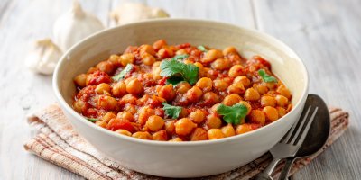 Cizrnové kari s rajčaty v misce