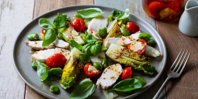 Salát little gem, bazalka, kuře, rajčata