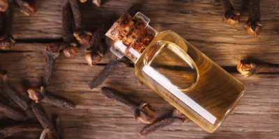 Lahvička s olejem a kolem koření hřebíček 