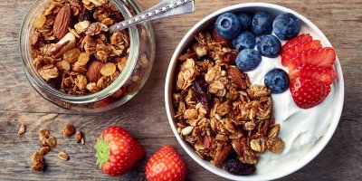 Miska s ovocem, jogurtem a granolou