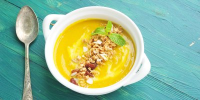 Dýňová polévka s granolou