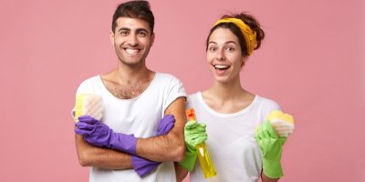 Muž se ženou mají čisticí pomůcky