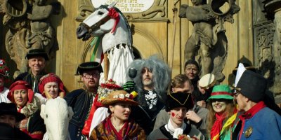 Masopustní průvod i s maskou koně