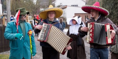 Dva muži s akordeonem, jeptiška a vodník