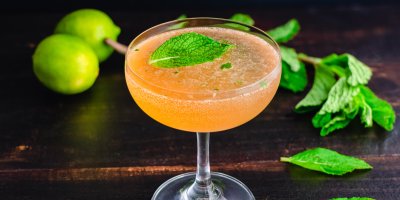 Sklenice koktejlu s mátou