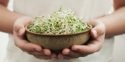 Žena drží nakličovací misku s klíčky