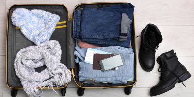 Kufr s věcmi na hory