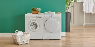 Pračka a sušička vedle sebe, koš na prádlo