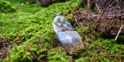 Plastová láhev pohozená v přírodě