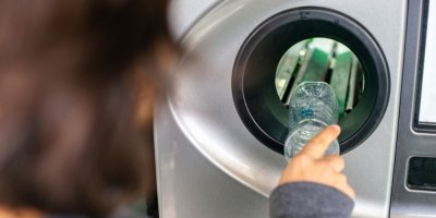 Žena vrací pet lahev do automatu