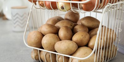 Úložné košíky s brambory a cibulí