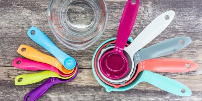 Barevná sada odměrek a lžiček 