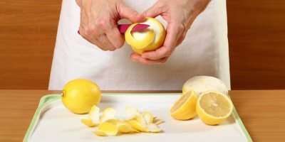 Člověk loupe citronovou kůru