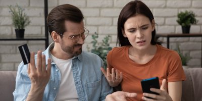 Muž a žena nakupují přes telefon