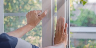 Žena otevírá okno