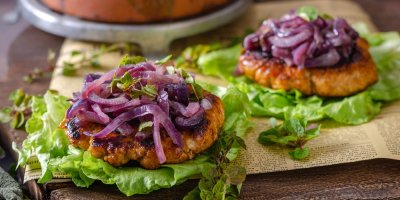 Maso s červenou cibulí na salátové lůžku