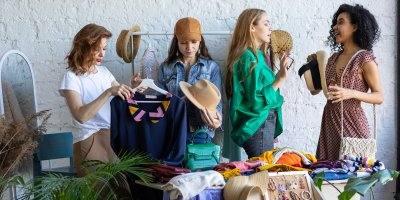 Čtyři ženy si prohlížejí oblečení na domácím bazárku