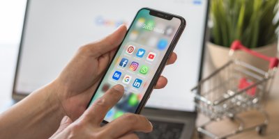 Telefon s nabídkou sociální sítí na dispeji