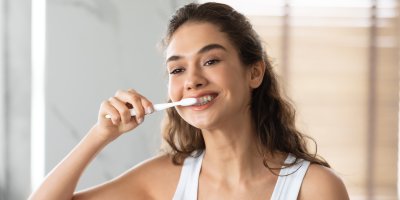 Žena si čistí zuby