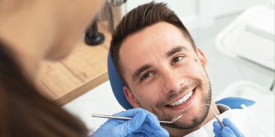 Muž na dentální hygieně 