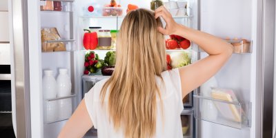 Žena se kouká do lednice