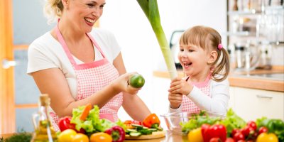 Žena s holčičkou chystají jídlo ze zeleniny