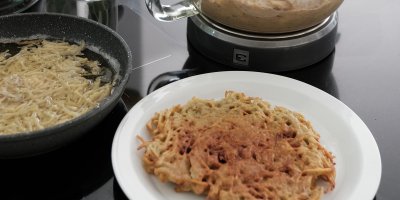 Talíř a pánev s bramboráky