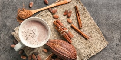 Kakaový prášek, hrnek kakaa a skořice