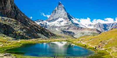 Hora, před kterou je jezírko