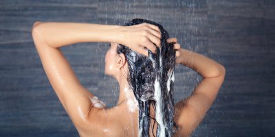 Žena si umývá vlasy