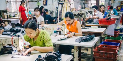 Asijské ženy pracují v továrně na oblečení 