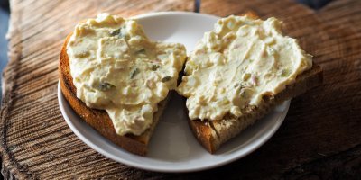 Dvě půlky krajíce chleba s vajíčkovou pomazánkou