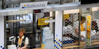 Paní za přepážkou v Balíkovně České pošty