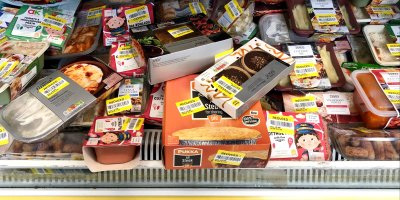 Mražené potraviny ze supermarketu Tesco, které na sobě mají slevovou nálepku