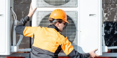 Muž instaluje tepelné čerpadlo
