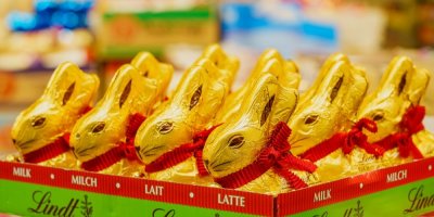 Čokoládoví zajíci Lindt v supermarketu
