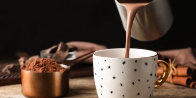 Kakao je naléváno z rendlíku do hrnku