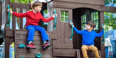 Dva chlapci si hrají na hřišti