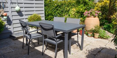 Terasa se zahradním nábytkem