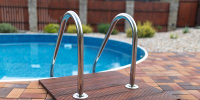 Schůdky domácího zahradního bazénu